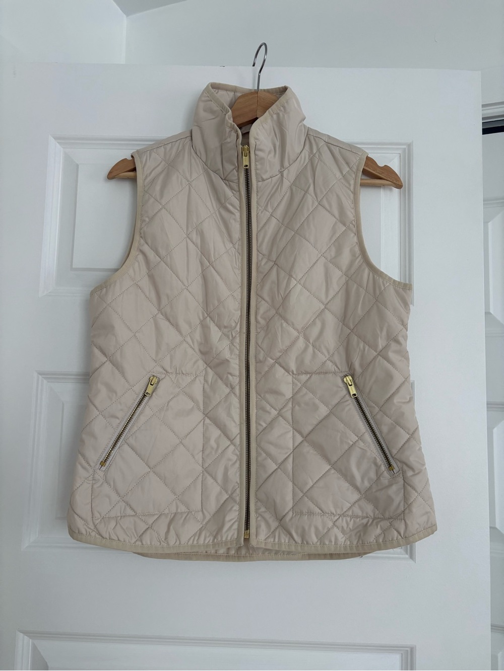 Old Navy Quilted Sleeveless Vest in Cream